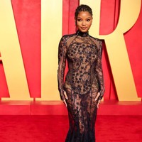 Ultra-seksi dan feminin, aktris sekaligus penyanyi Halle Bailey memakai gaun transparan berpotongan mermaid dari koleksi Off-White. Foto: Variety via Getty Images/Christopher Polk