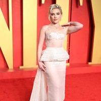 Naked dress merupakan istilah fashion untuk gaun yang menampilkan banyak panel transparan dalam desainnya. Seperti yang ditampilkan Florence Pugh, yang mengenakan gaun warna beige dengan detail bunga dan aksen peplum dari koleksi Valentino. Foto: Getty Images/Daniele Venturelli