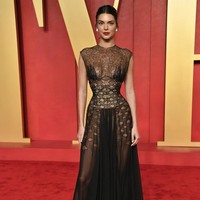 Kendall Jenner dalam gaun lace hitam Maison Margiela dari koleksi couture spring/summer 2024. Foto: Evan Agostini/Invision/AP/Evan Agostini