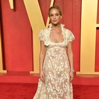 Jennifer Lawrence bergaya vintage dalam gaun menerawang berhias aplikasi bunga dari koleksi lama Givenchy autumn/winter 1996. Foto: Evan Agostini/Invision/AP/Evan Agostini