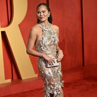 Chrissy Teigen berkilauan dalam gaun halter koleksi Oscar de la Renta. Foto: Evan Agostini/Invision/AP/Evan Agostini