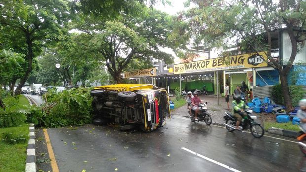 truk terguling di surabaya