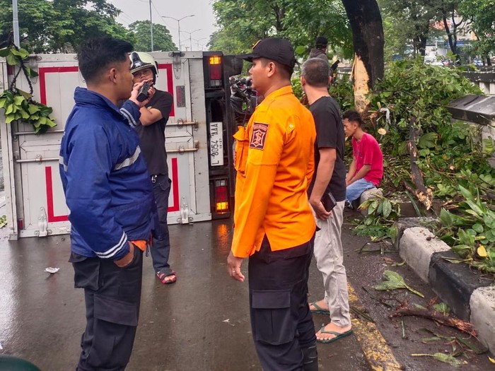 truk terguling di surabaya