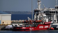 Kapal amal LSM Spanyol Open Arms terlihat berlayar keluar dari pelabuhan Larnaca di Siprus, menarik tongkang berisi tepung, beras, dan protein.