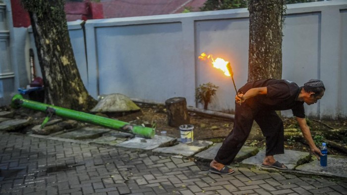Warga memasukkan karbit ke dalam meriam di Rangkasbitung, Lebak, Banten, Selasa (12/3/2024). Penggunaan meriam tersebut bertujuan sebagai penanda waktu berbuka puasa dan waktu Imsak selama bulan Ramadhan. ANTARA FOTO/Muhammad Bagus Khoirunas/aww.