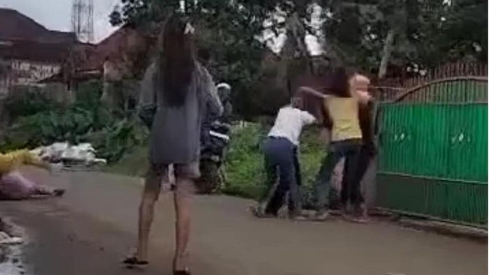 Video memperlihatkan perempuan di bawah umur saling baku hamtam hingga viral di medsos.