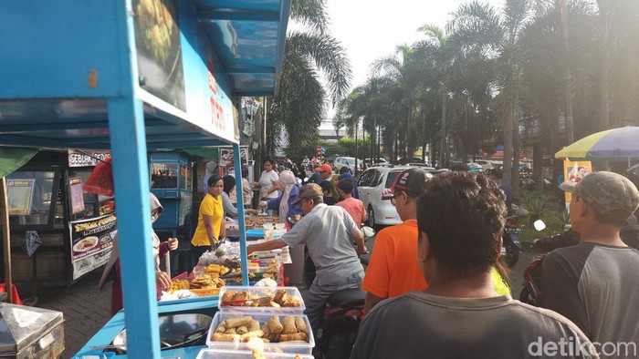 Warga berburu takjil (Adrial Akbar/detikcom)