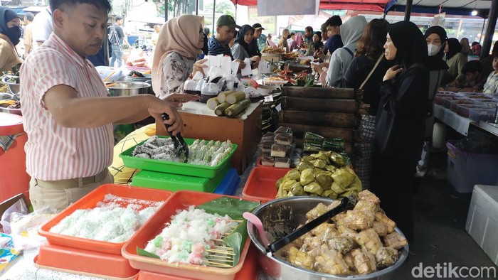 Warga berburu takjil di Pasar Benhil (Tina Susilawati/detikcom)