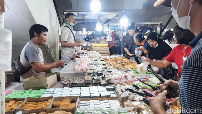 Warga berburu takjil di Pasar Senen (Annisa Aulia Rahim/detikcom)