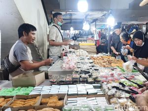 Jelang Berbuka, Warga Berburu Takjil di Pasar Senen