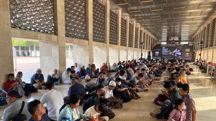 Warga sudah memadati Masjid Istiqlal jelang buka puasa (Wildan/detikcom)