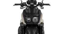 Bagian terunik dari Zuma 125 terdapan di area wajahnya. Pabrikan membekalinya dengan lampu utama (headlamp) ganda berbentuk lingkaran sempurna yang ukurannya beda sebelah. Selain itu, ada ceruk dengan permukaan rata di bagian atasnya. Foto: Yamaha US.