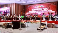 Lalu, keenam yakni pengungkapan kasus narkotika jenis ganja dengan total 52 kilogram oleh satgas penanggulangan narkoba Polda Metro Jaya. Dan ketujuh, narkotika jenis sabu sebanyak 15 kilogram dan 20 ribu butir ekstasi oleh satgas P3GN Polda Riau. 