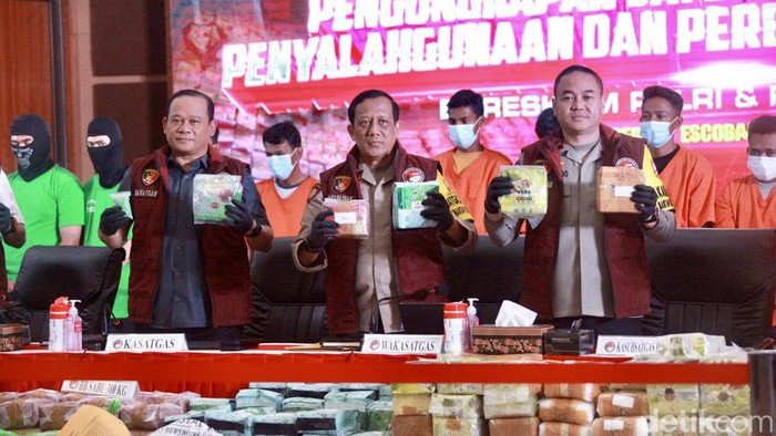 10 Kasus Besar Narkoba Diungkap dalam Sebulan, 430 Kg Sabu Diamankan Dittipidnarkoba Bareskrim Polri tengah menangani 10 kasus narkotika yang menonjol selama satu bulan belakangan. Total narkotika jenis sabu itu sebanyak 430 kilogram, Rabu (13/3/2024).