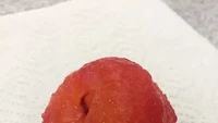 Buah plum yang sudah dikupas ini sekilas bentuknya lebih mirip buah strawberry. Foto: BuzzFeed