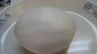 Jika biasanya buah kelapa dinikmati di dalam kulitnya, berbeda dengan buah kelapa mulus ini yang dikupas dari cangkangnya. Foto: BuzzFeed