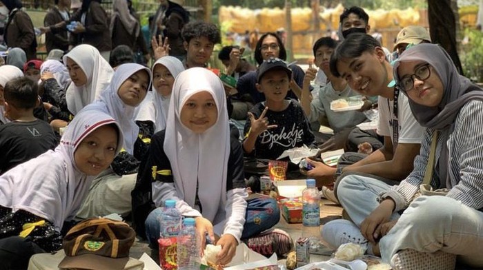 Akitivitas komunitas Generasi Abdi Surabaya saat mengedukasi pendidikan dan lingkungan ke masyarakat.