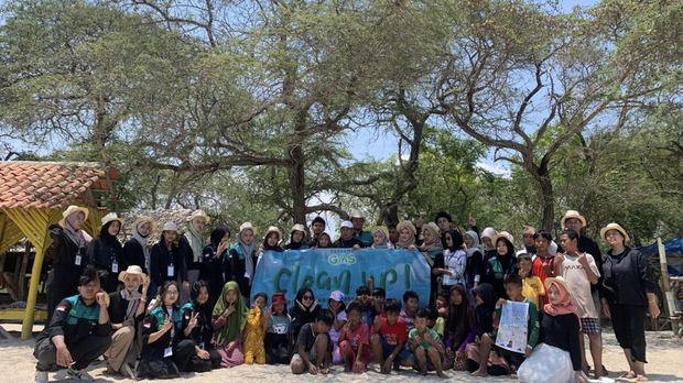 Akitivitas komunitas Generasi Abdi Surabaya saat mengedukasi pendidikan dan lingkungan ke masyarakat.