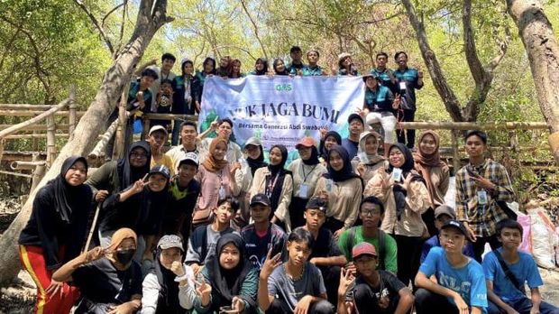 Akitivitas komunitas Generasi Abdi Surabaya saat mengedukasi pendidikan dan lingkungan ke masyarakat.