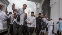 Capres nomor urut 1 Anies Baswedan (tengah) turut bertakziah atas meninggalnya almarhum Habib Hasan Bin Jafar Assegaf di Masjid Nurul Musthofa Center, Depok, Jawa Barat, Rabu (13/3/2024).  