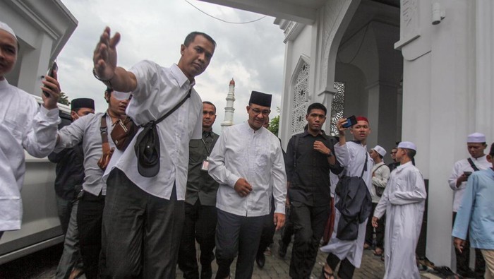 Anies Baswedan takziah almarhum Habib Hasan Bin Jafar Assegaf Capres nomor urut 1 Anies Baswedan (tengah) saat takziah meninggalnya almarhum Habib Hasan Bin Jafar Assegaf di Masjid Nurul Musthofa Center, Depok, Jawa Barat, Rabu (13/3/2024). Ulama yang juga pimpinan Majelis Nurul Musthofa, HabibΒ HasanΒ BinΒ JafarΒ AssegafΒ meninggal dunia setelah beribadah shalat duha pada pukul 09.01 WIB di Depok Jabar. ANTARA FOTO/Yulius Satria Wijaya/tom.