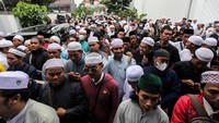 Sejumlah pelayat bertakziah meninggalnya almarhum Habib Hasan Bin Jafar Assegaf di Masjid Nurul Musthofa Center, Depok, Jawa Barat, Rabu (13/3/2024).