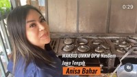 Saat terjun di dunia politik, pedangdut kelahiran 1976 ini juga suka menyelinginya dengan kulineran seru. Seperti ketika Anisa mampir ke penjual serabi di Tegal. Ia pun ikut mencoba buat serabi. Foto: Instagram @anisa_bahar_new