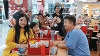 Ada lagi momen saat politikus itu mengajak keluarga ‘Bahar’ menikmati hidangan ramen Jepang. Mereka mampir makan di restoran bernama Ramen Ya! Foto: Instagram @anisa_bahar_new