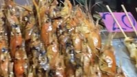 Tidak hanya di Bali, Anisa Bahar juga pernah memamerkan keseruan saat jajan street food di Thailand. Ia menunjukkan beberapa jualan, seperti udang segar ini. Foto: Instagram @anisa_bahar_new
