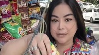 Sebelum berpolitik, ibu tiga anak ini juga pernah menjadi penjual starling. Begini gayanya ketika ia menyiapkan pesanan milik pelanggan. Foto: Instagram @anisa_bahar_new