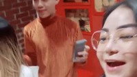 Mantan istri Dian Esha itu juga pernah memberi kejutan kue ulang tahun ke sang anak, Juwita Sanjaya. Artis ini telah menyiapkan kue yang dilapisi cream putih. Foto: Instagram @anisa_bahar_new