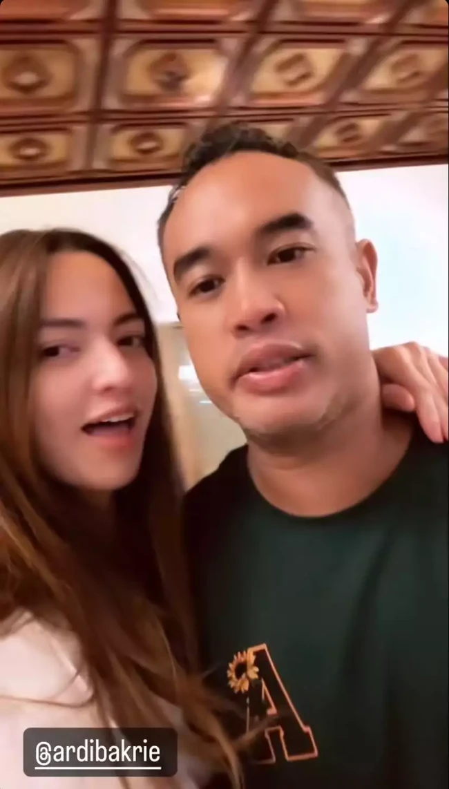 Melalui akun Instagram pribadinya Nia Ramadhani juga membagikan momen sahur di puasa hari pertamanya dengan sang suami, Ardi Bakrie. Dengan rambut panjang terurai, Nia tampil natural tanpa sedikitpun pulasan makeup. Meski demikian ibu 3 anak itu tetap terlihat cantik. Foto: Instagram/@ramadhaniabakrie