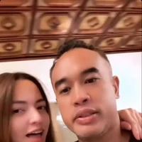 Melalui akun Instagram pribadinya Nia Ramadhani juga membagikan momen sahur di puasa hari pertamanya dengan sang suami, Ardi Bakrie. Dengan rambut panjang terurai, Nia tampil natural tanpa sedikitpun pulasan makeup. Meski demikian ibu 3 anak itu tetap terlihat cantik. Foto: Instagram/@ramadhaniabakrie