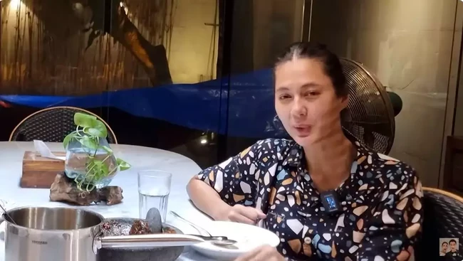 Sahur bersama sang suami, Baim Wong, Paula Verhoeven juga terlihat percaya diri memamerkan wajah polosnya tanpa makeup. Masih mengenakan piyama tidur, Paula tampil tanpa sedikitpun pulasan makeup dan rambut yang hanya dicepol. Foto: YouTube/Baim Paula