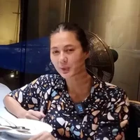 Sahur bersama sang suami, Baim Wong, Paula Verhoeven juga terlihat percaya diri memamerkan wajah polosnya tanpa makeup. Masih mengenakan piyama tidur, Paula tampil tanpa sedikitpun pulasan makeup dan rambut yang hanya dicepol. Foto: YouTube/Baim Paula