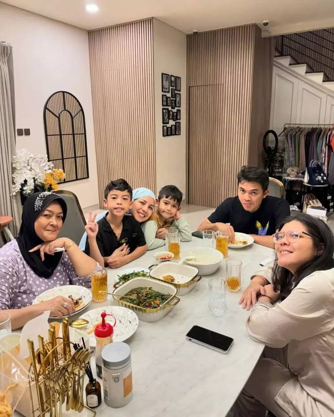 Tya Ariestya juga membagikan momen sahur di puasa hari pertamanya. Berkumpul bersama keluarganya, Tya tampak begitu bahagia. Foto: Instagram/@tya_ariestya