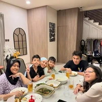 Tya Ariestya juga membagikan momen sahur di puasa hari pertamanya. Berkumpul bersama keluarganya, Tya tampak begitu bahagia. Foto: Instagram/@tya_ariestya