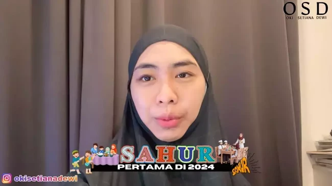 Oki Setiana Dewi juga ikut memamerkan wajah naturalnya tanpa pulasan makeup saat menjalani sahur di puasa hari pertama. Mengenakan kerudung, kakak Ria Ricis itu tampil dengan wajah glowing. Foto: YouTube/Oki Setiana Dewi