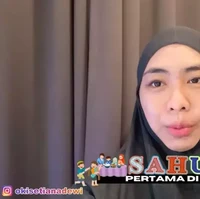 Oki Setiana Dewi juga ikut memamerkan wajah naturalnya tanpa pulasan makeup saat menjalani sahur di puasa hari pertama. Mengenakan kerudung, kakak Ria Ricis itu tampil dengan wajah glowing. Foto: YouTube/Oki Setiana Dewi