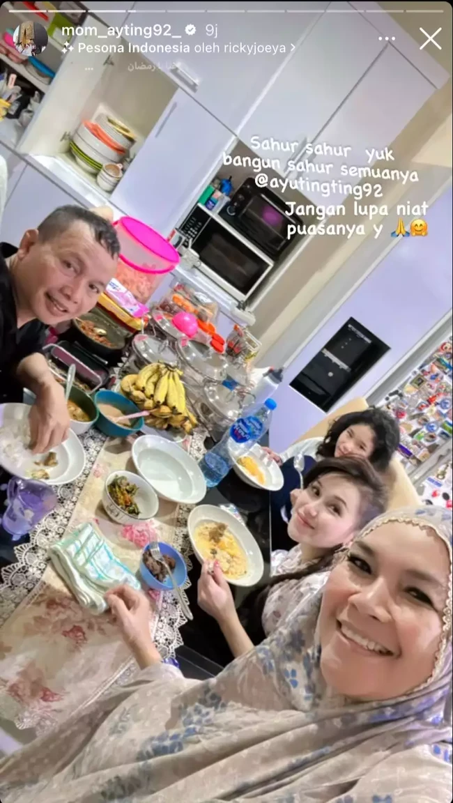 Tak ketinggalan Ayu Ting Ting menjalani sahur di puasa hari pertama bersama keluarganya. Tampil natural, ibu Bilqis itu terlihat cantik mempesona. Foto: Instagram/@mom_ayting92_