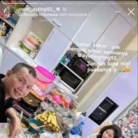 Tak ketinggalan Ayu Ting Ting menjalani sahur di puasa hari pertama bersama keluarganya. Tampil natural, ibu Bilqis itu terlihat cantik mempesona. Foto: Instagram/@mom_ayting92_