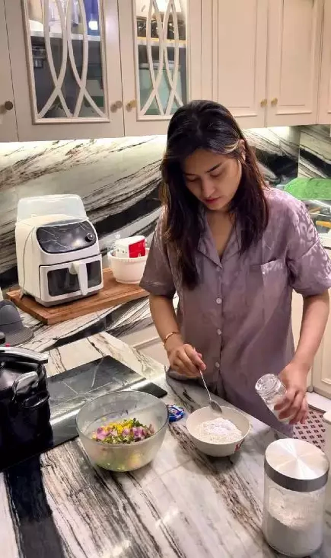 Angbeen istri Adly Fairuz tampak sibuk menyiapkan sahur untuk keluarganya. Meski masih mengenakan baju tidur dan tanpa pulasan makeup, Angbeen tetap terlihat cantik.  Foto: Instagram/@angbeenrishi