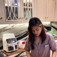 Angbeen istri Adly Fairuz tampak sibuk menyiapkan sahur untuk keluarganya. Meski masih mengenakan baju tidur dan tanpa pulasan makeup, Angbeen tetap terlihat cantik.  Foto: Instagram/@angbeenrishi