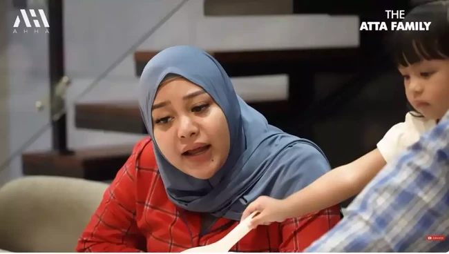 Aurel Hermansyah tampak membagikan momen sahur keluarganya di puasa hari pertama. Ia bersama sang suami, Atta Halilintar dan anaknyaa, Ameena makan sahur bersama. Penampilan Aurel pun terlihat polos tanpa pulasan makeup. Foto: YouTube/AH