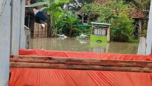 Banjir akibat luapan Bengawan Solo meluas di Lamongan.