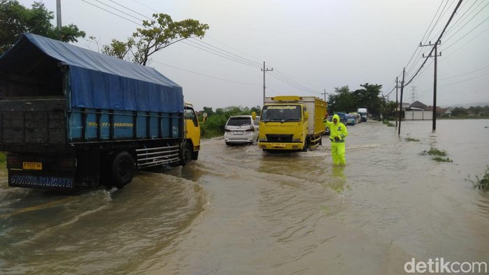 Banjir belum surut, akses jalan nasional perbatasan sampang bangkalantidak bisa dilewati roda dua