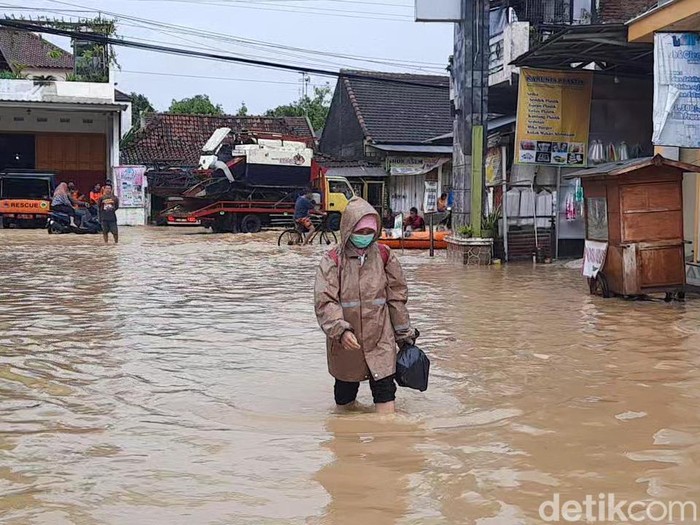 Banjir di jalan menuju RSUD Kayen, Pati, Rabu (13/3/2024).