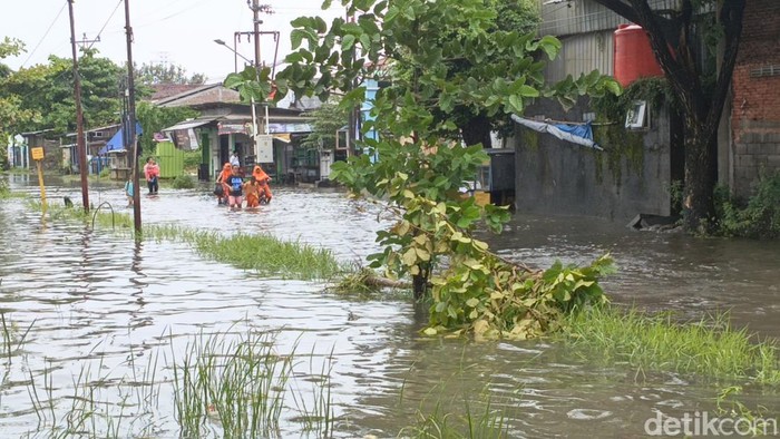 Banjir di Jalan Muktiharjo Raya, Semarang.