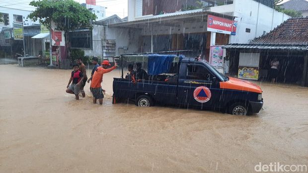 Banjir di jalanan menuju RSUD Kayen, Pati, Rabu (13/3/2024).