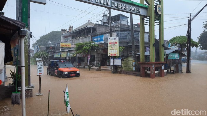Banjir di jalanan menuju RSUD Kayen, Pati, Rabu (13/3/2024).